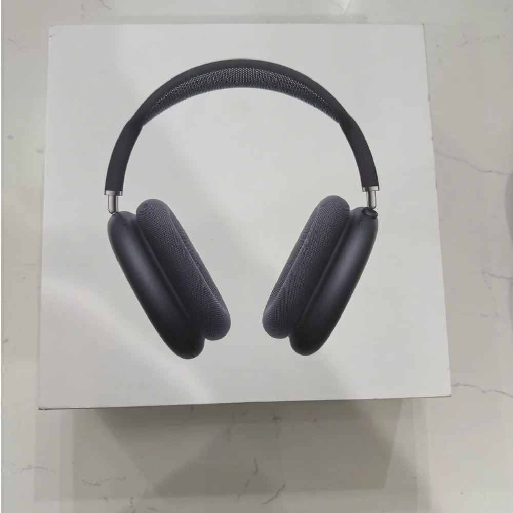 Barely Used Apple AirPods Max (MGYH3AM/A) Wireless OverEar Headphones Space Gray